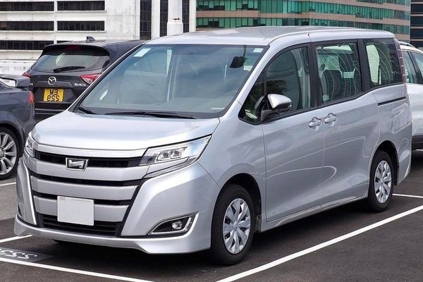Toyota Noah 2015